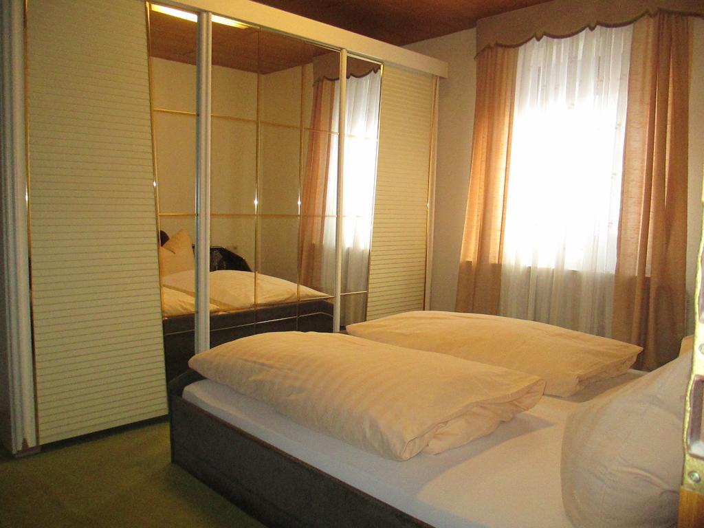 Hôtel Gastehaus Kranzfelder à Zusmarshausen Extérieur photo